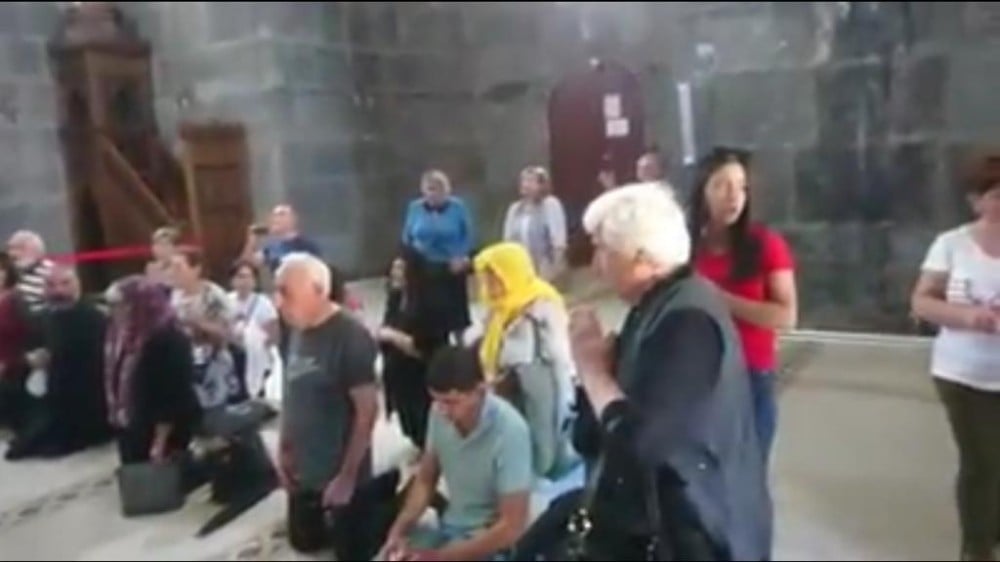Ermeniler camide ayin yaptı 