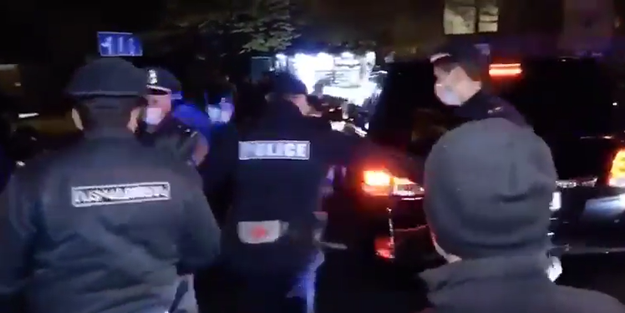 Ermeniler Paşinyan'ın önünü kesti! Polisler zor kurtardı