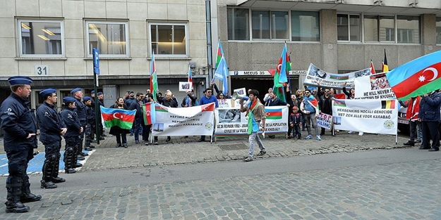 Ermenistan'ı protesto eden Türklere Ermeniler sataştı