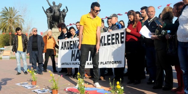 Ermenistan bayrağını çiğneyen gence linç girişimi