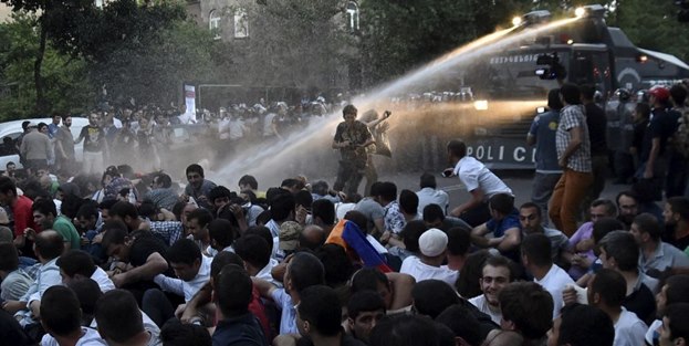 Ermenistan iyice karıştı!