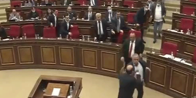 Ermenistan Meclisi karıştı: Ermeni vekiller arasındaki Azerbaycan tartışması kavgaya döndü