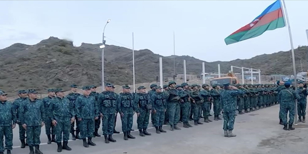 Ermenistan'a büyük gözdağı, sert tepki: Laçın'da sınır kontrol noktasına Azerbaycan bayrağı göndere çekti