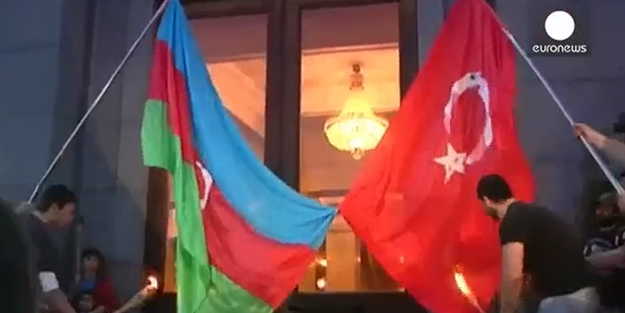 Alçaklar Türk bayrağını yaktı!
