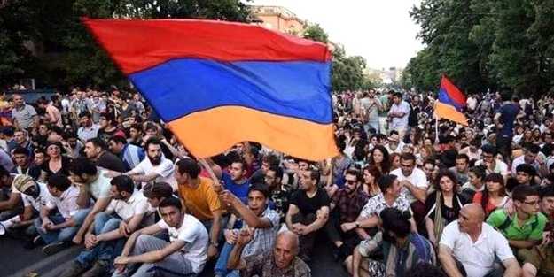 Ermenistan'da büyük panik! Erkekler kaçmaya başladı