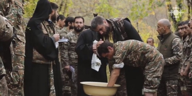 Ermenistan'da çöküşün resmi! Askerler cepheden kaçmasın diye papazları devreye soktular