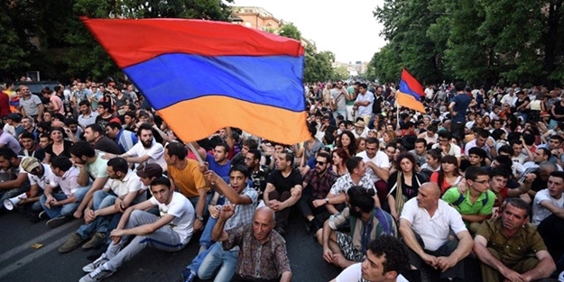 Ermenistan karıştı! Göstericiler orayı bastı