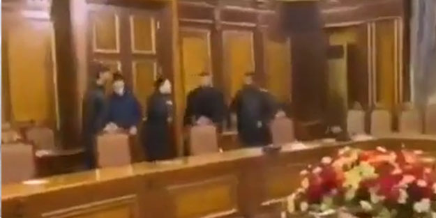 Ermenistan'da göstericiler Paşinyan'ın makam odasını bastı