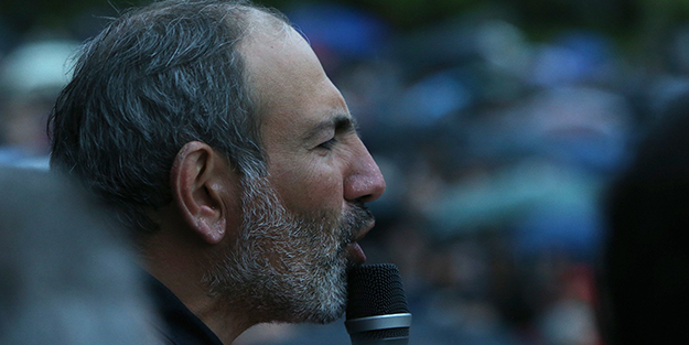 Ermenistan'da 'hain' ilan edilen Paşinyan sığınakta mı saklanıyor?