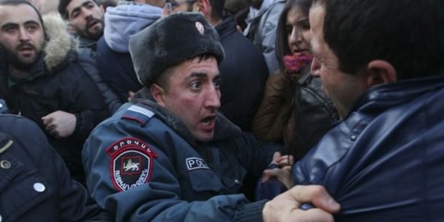 Ermenistan'da halk sokağa döküldü!