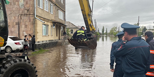 Ermenistan'ı sel vurdu! Ölüler var