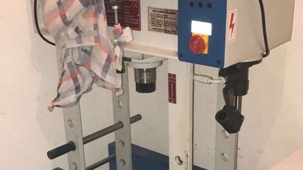 Eroini sıkıştıran pres makinesi yakalandı