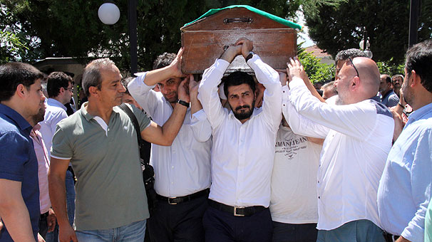 Ersin Çelik küçük kızının tabutunu gözyaşları içinde taşıdı