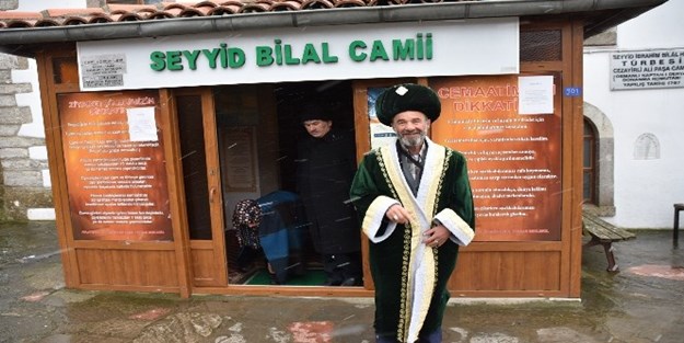 Ertuğrul Gazi kıyafetiyle türbeleri geziyor