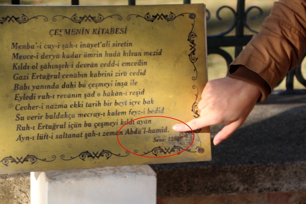 Ertuğrul Gazi türbesi girişindeki tarihi çeşme levhasında ilginç yanlışlık 