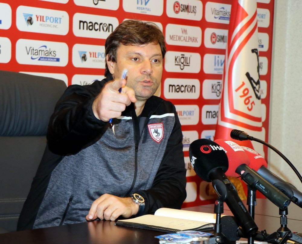 Ertuğrul Sağlam: “Zeminler iyi futbola müsaade etmiyor” 