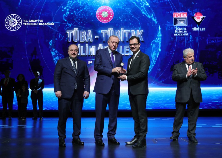 ERÜ Öğretim Üyeleri Doç. Dr. Halil Tekiner ve Doç. Dr. Hacer Tokyürek TÜBA Uluslararası Akademi Ödüllerini Aldı 