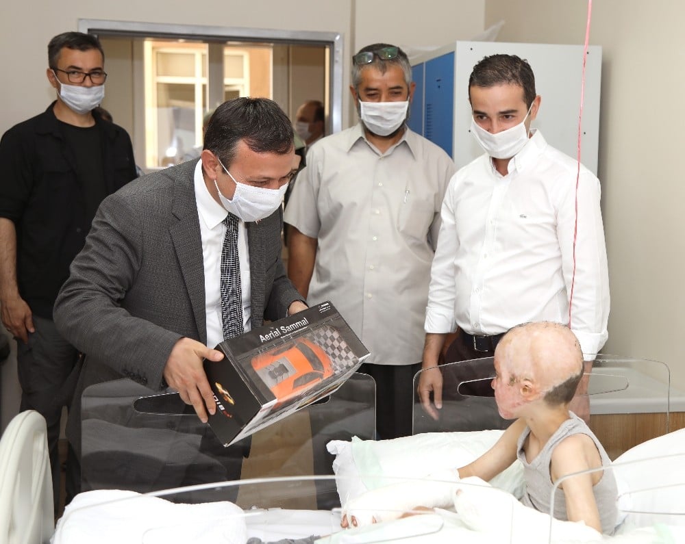 ERÜ Rektörü Çalış, Savaş Mağduru Küçük Halid’i Hastanede Ziyaret Etti 