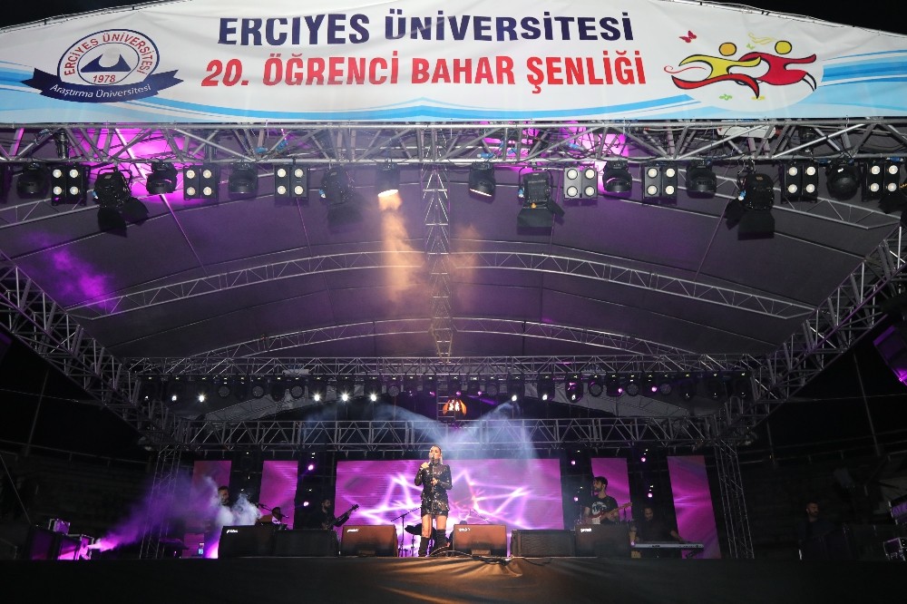 ERÜ’de Öğrenci Bahar Şenlikleri Kapsamında Ünlü Sanatçı Merve Özbey Konser Verdi 