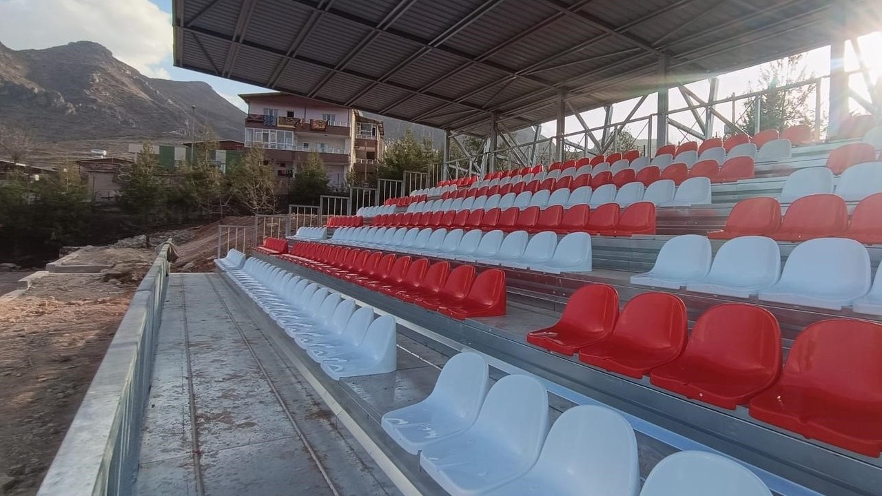Eruh Atatürk Stadyumu'nun yeni tribünü hizmete açıldı