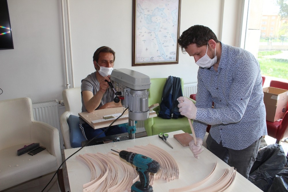 Erzincan Gençlik Merkezi 15 bin adet siperli maske üretti 