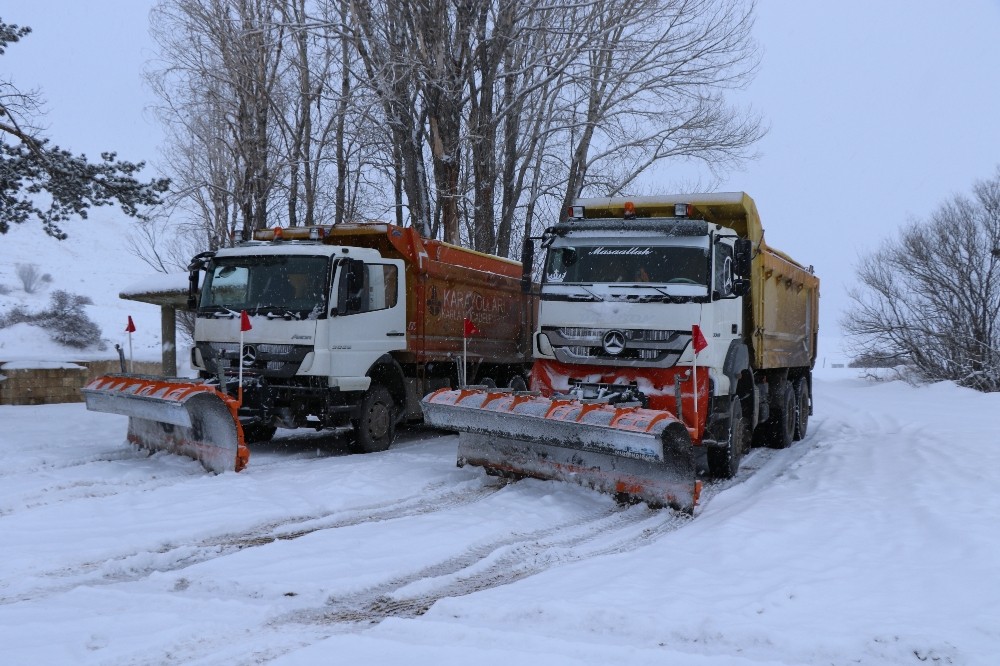 Erzincan kent merkezi kara hasret kalırken ilçelerde 37 köy yolu ulaşıma kapandı 