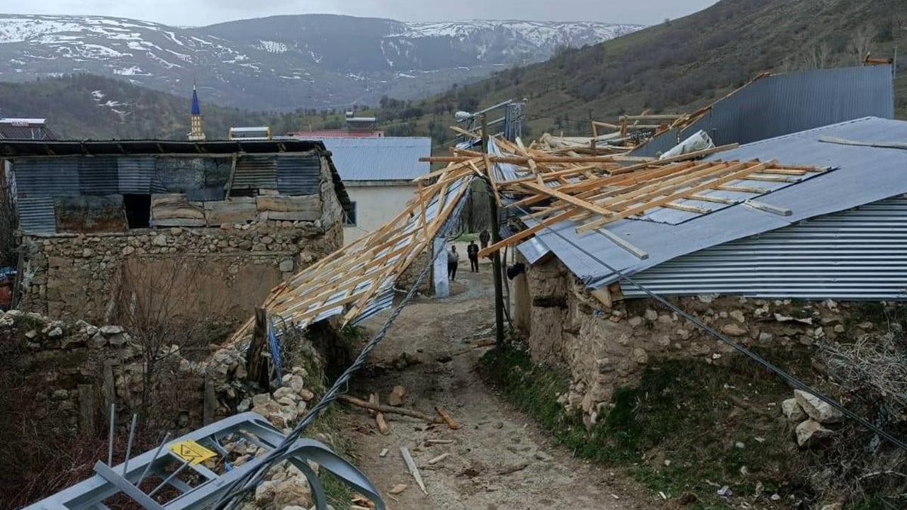 Erzincan Refahiye'de fırtına çatıları uçurdu