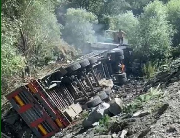 Erzincan-Sivas kara yolunda ölüm kalım savaşı! Tır sürücüsü yanmaktan böyle kurtuldu