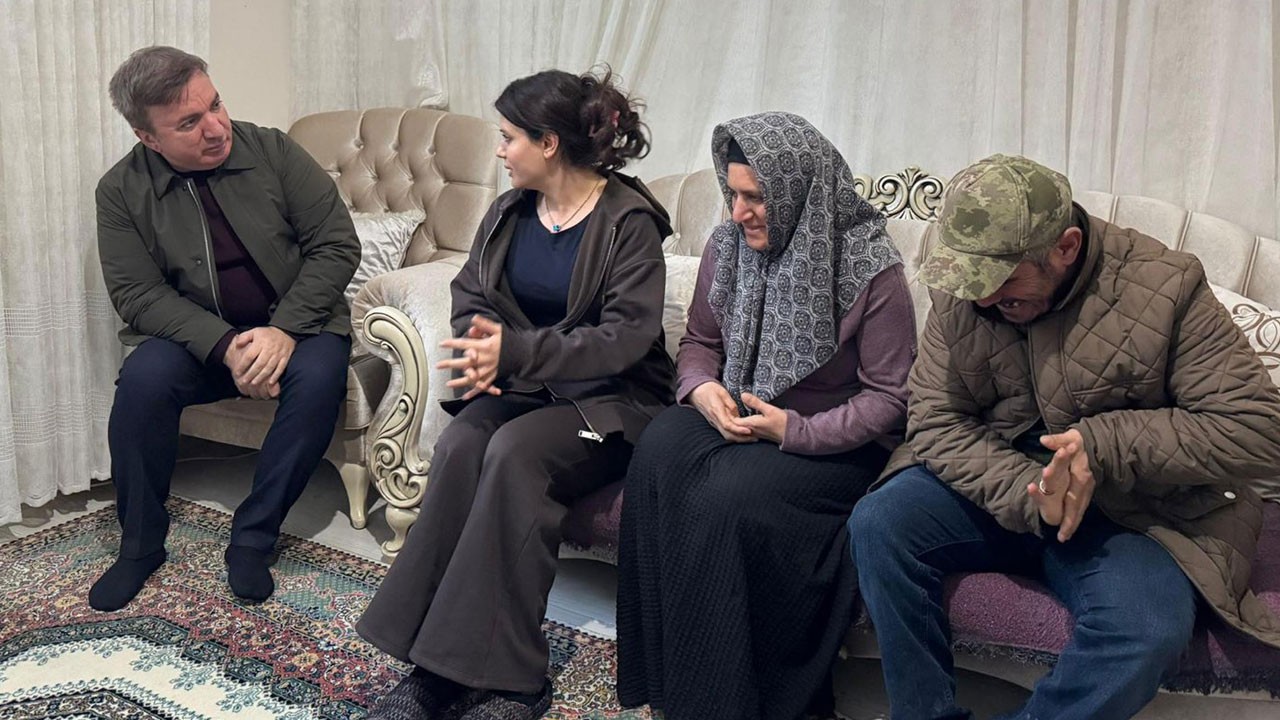 Erzincan Valisi Aydoğdu söz verdi! Kardeşlerine hem anne hem baba oldu