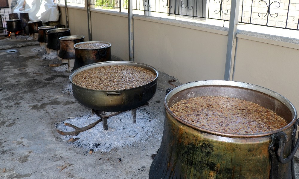 Erzincan’da 10 bin kişilik aşure ikramı 