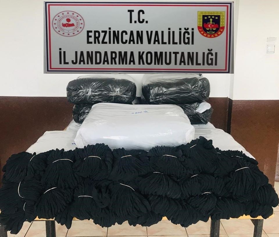 Erzincan’da 12 bin çift gümrük kaçağı kadın çorabı ele geçirildi 