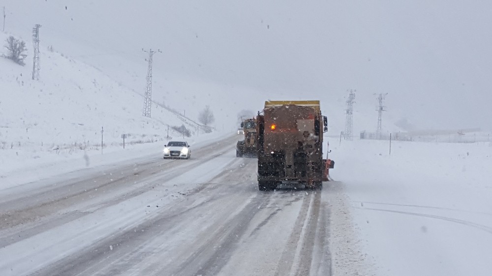 Erzincan’da 14 köy yolu ulaşıma kapandı 