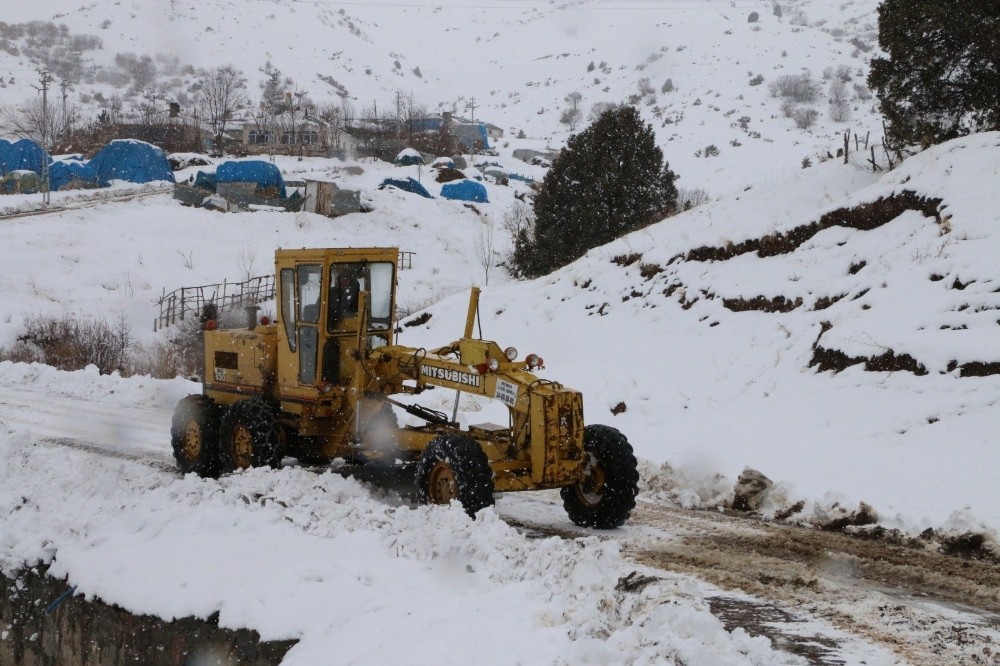 Erzincan’da 5 köy yolu ulaşıma kapandı 