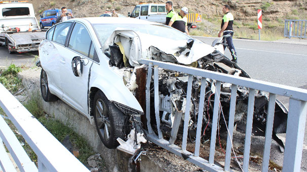 Erzincan'da araç bariyerlere saplandı