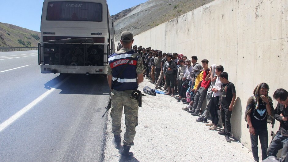 Erzincan’da arızalanan otobüste yakalandılar!