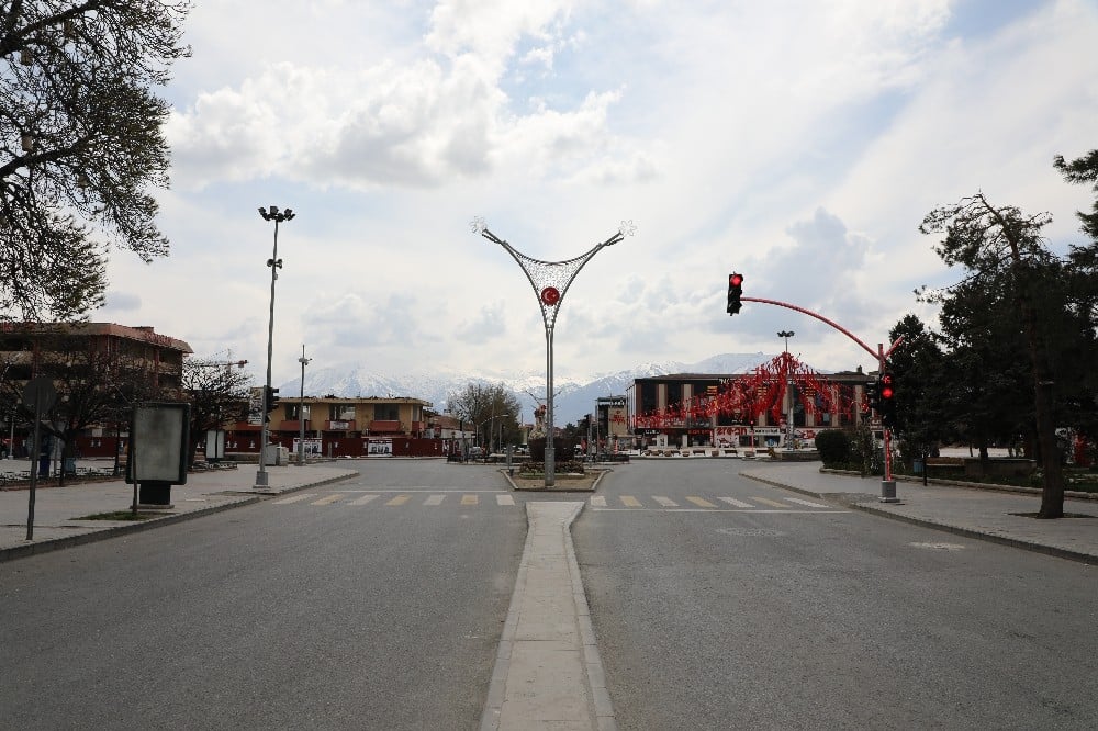 Erzincan’da belirli saatlerde Dörtyol Cumhuriyet Meydanına araç girişine kısıtlama getirildi 