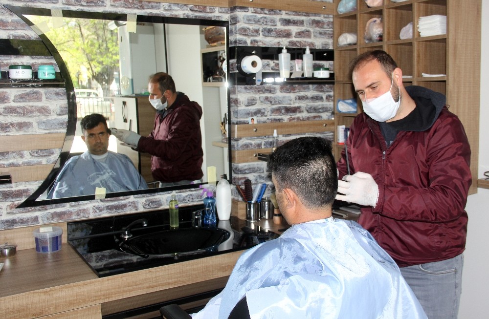 Erzincan’da berber ve kuaförler iş başı yaptı 