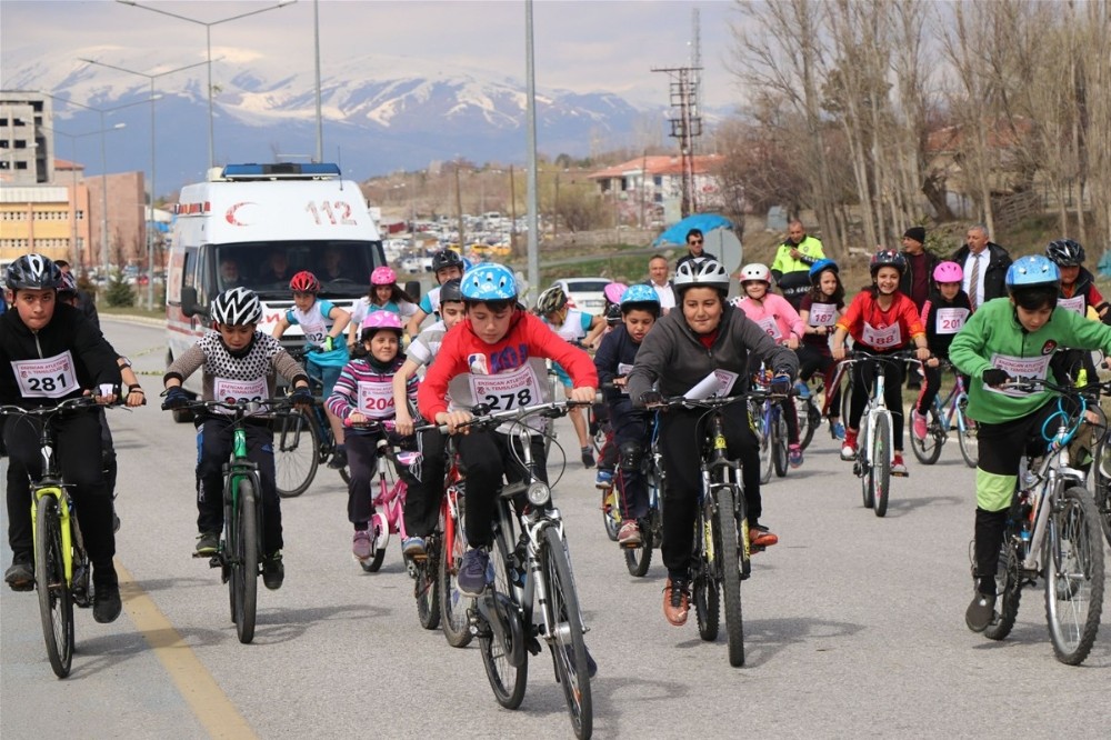 Erzincan’da bisiklet il birinciliği yarışmaları yapıldı 