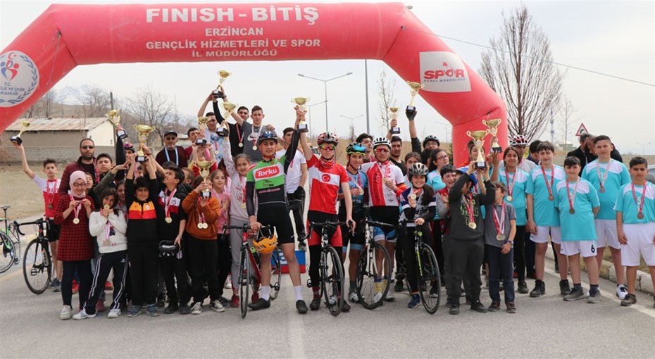 Erzincan’da bisiklet yarışmaları yapıldı 