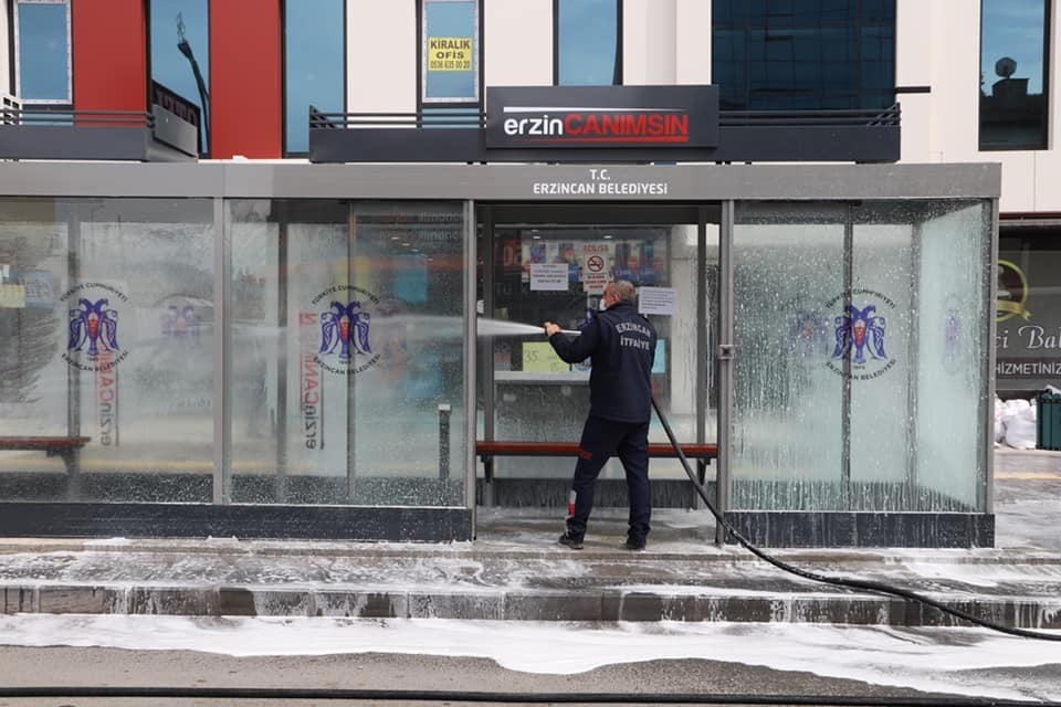 Erzincan’da cadde ve sokaklar dezenfekte edildi 