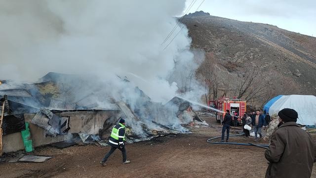 Erzincan'da çıkan yangında 2 ev ve odunluk küle döndü