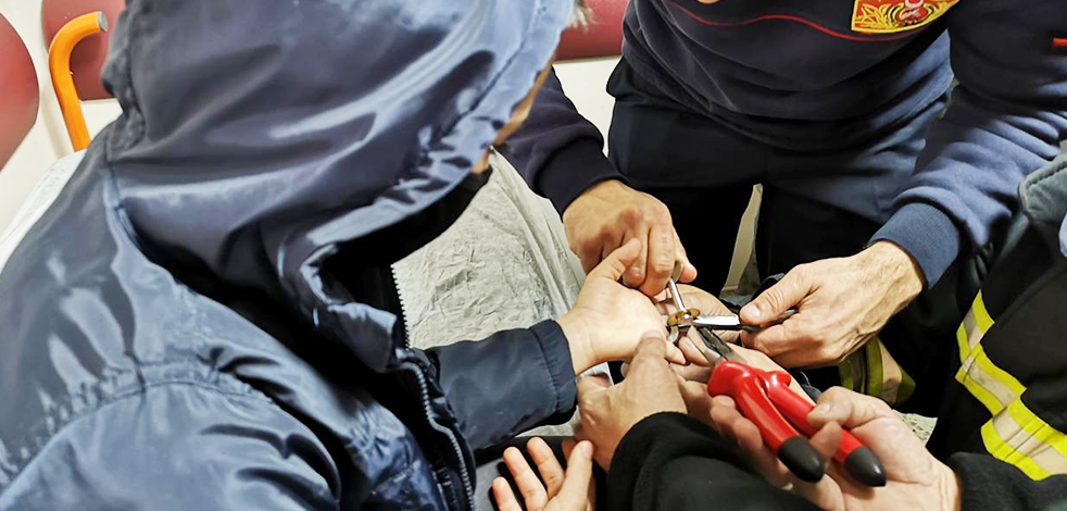 Erzincan'da çocuğun alnına saplanan olta kancası itfaiye ekiplerince çıkarıldı