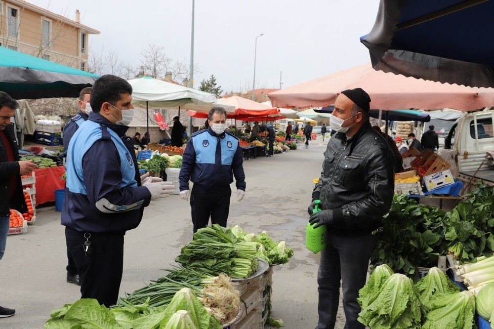 Erzincan’da Cumartesi Pazarını denetledi 