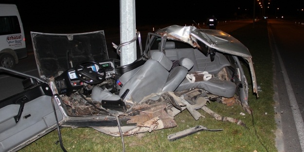 Erzincan'da direğe çarpan araç ikiye bölündü