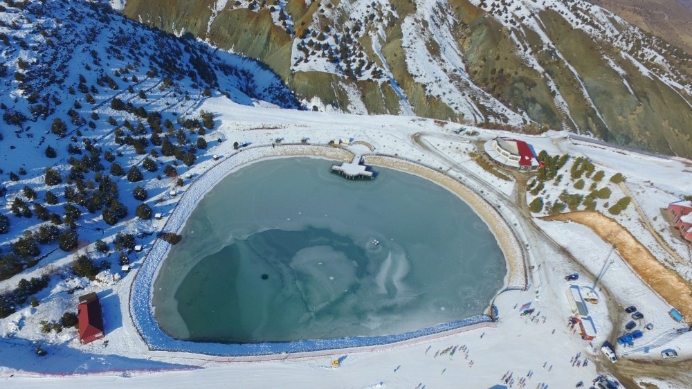 Erzincan’da donan göl kartpostallık görüntüler oluşturdu 