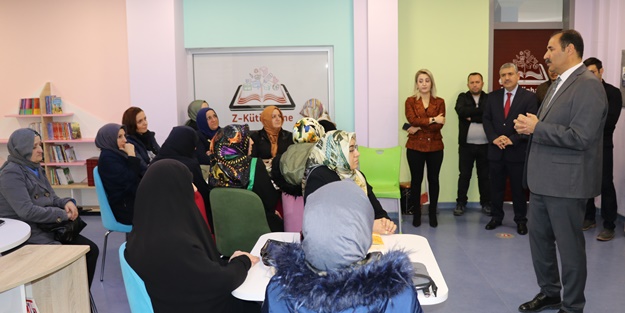 Erzincan'da ekrandan uzaklaşıp kitap okuyan veliler çocuklarına örnek oluyor