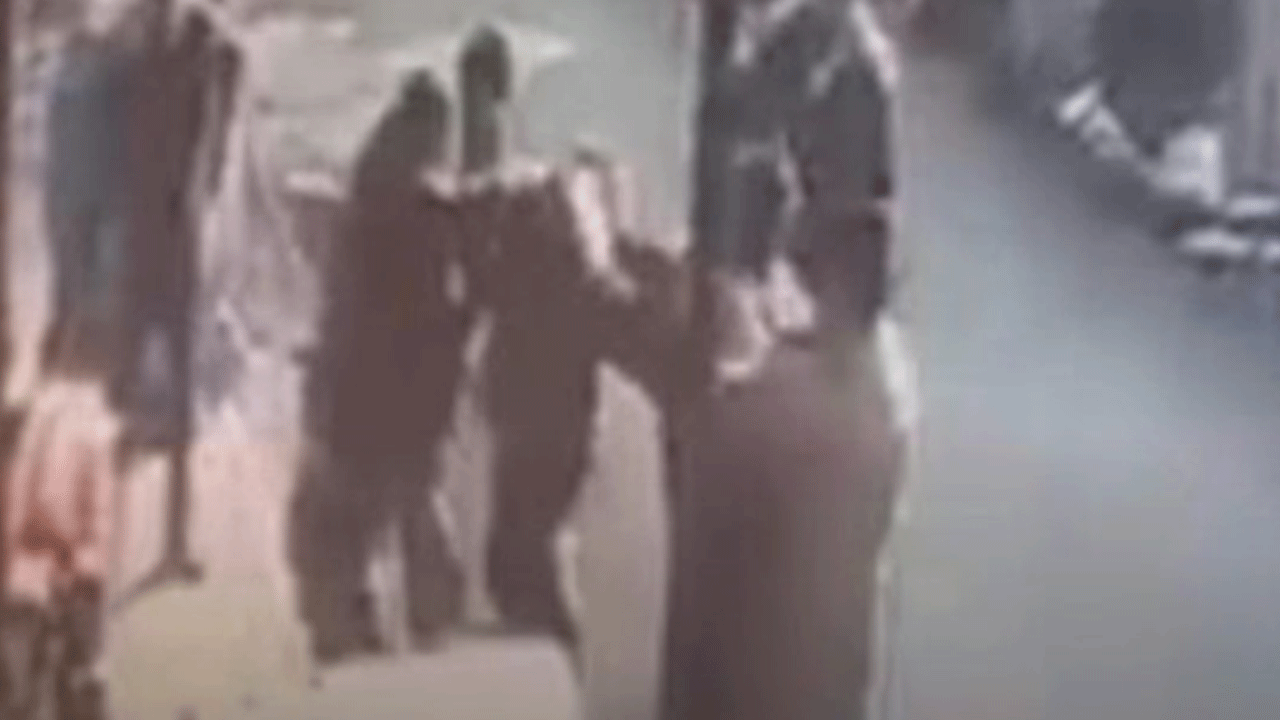 Erzincan'da esnaflar tekme tokat kavga etti! O anlar kamerada!