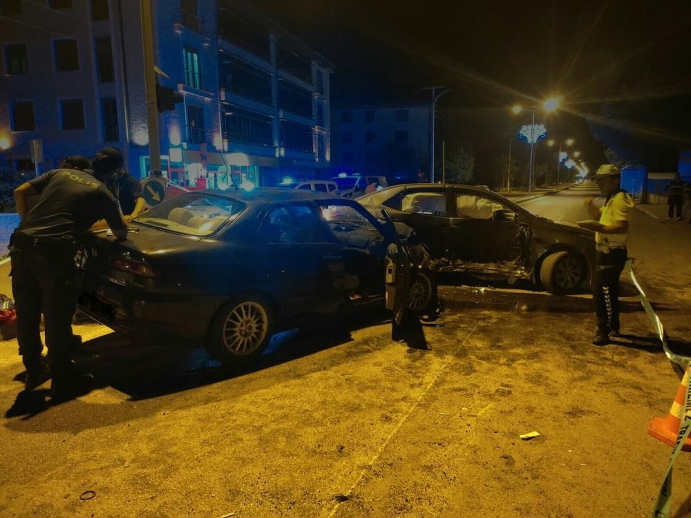 Erzincan'da feci kaza: 6 yaralı