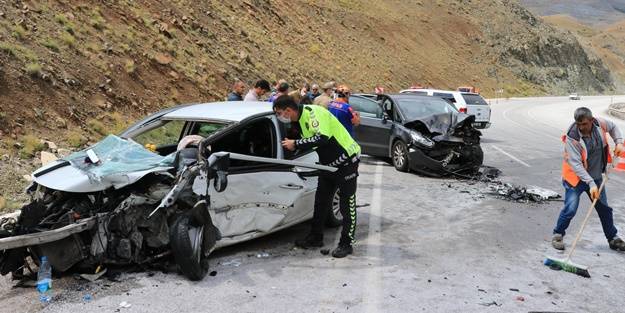 Erzincan'da feci kaza: Çok sayıda yaralı var