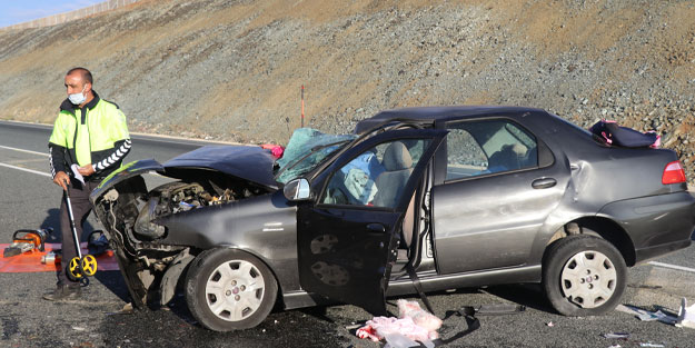 Erzincan’da feci kaza... TIR’a çarpan araçta 2 ölü 4 yaralı